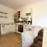 דירה Modern In With Terrace *